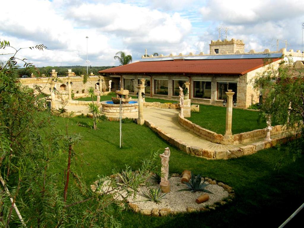 un edificio con giardino di fronte di Agriturismo Masseria Le Calie ad Acquarica del Capo