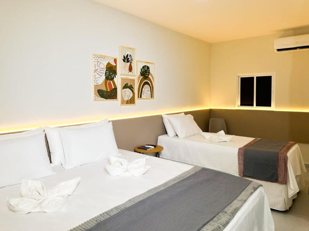 een hotelkamer met 2 bedden in een kamer bij Hotel Haki in Patos