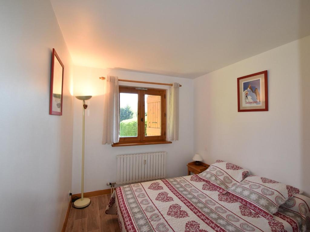 a bedroom with a bed and a window at Appartement Megève, 2 pièces, 4 personnes - FR-1-453-63 in Megève