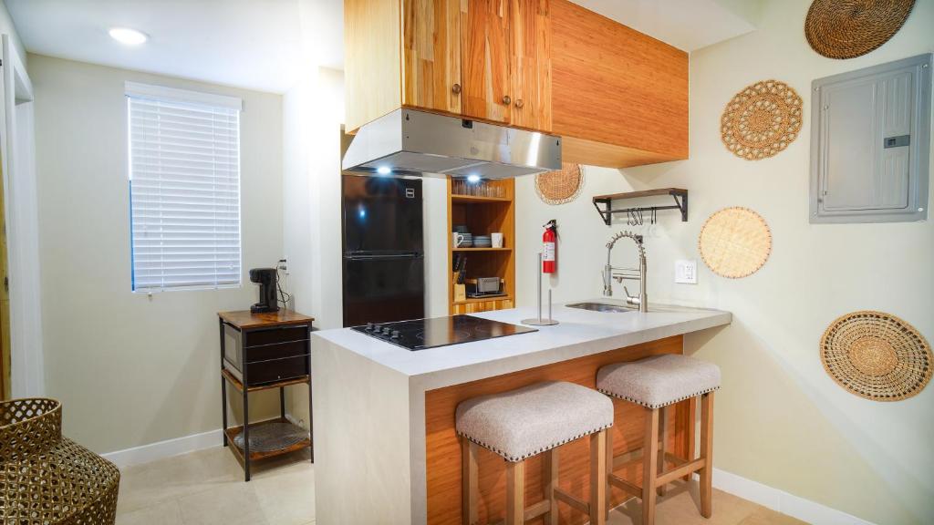 La cuisine est équipée d'un comptoir avec évier et d'un réfrigérateur. dans l'établissement Gorgeous Apartment close to Brickell wFree Parking, à Miami