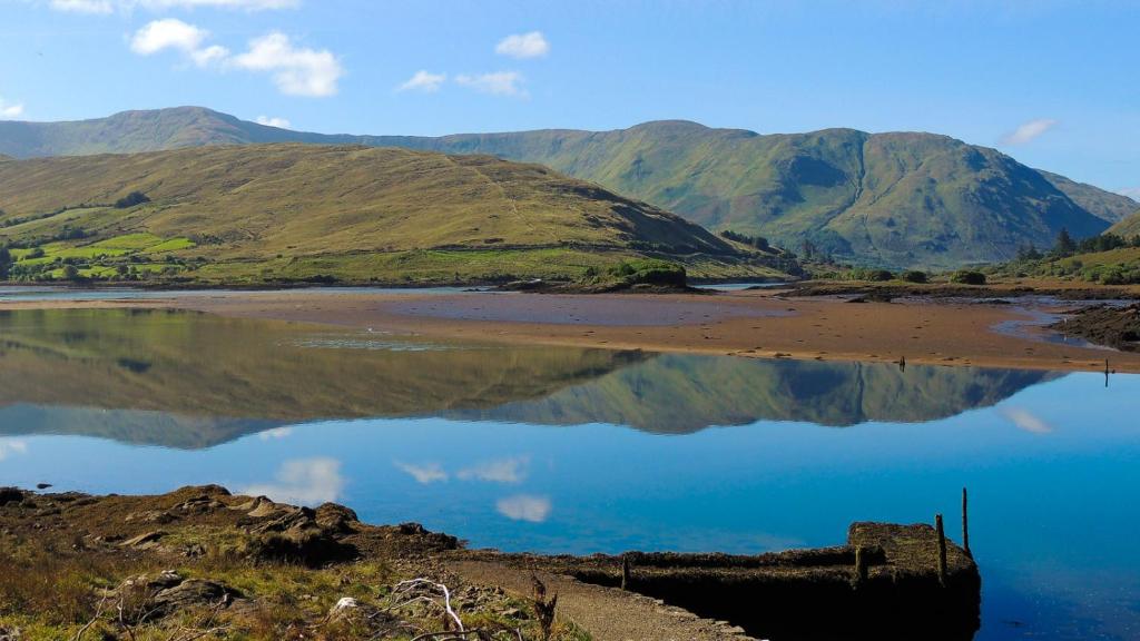 a body of water with mountains in the background at TownHouse Leenane in Leenaun