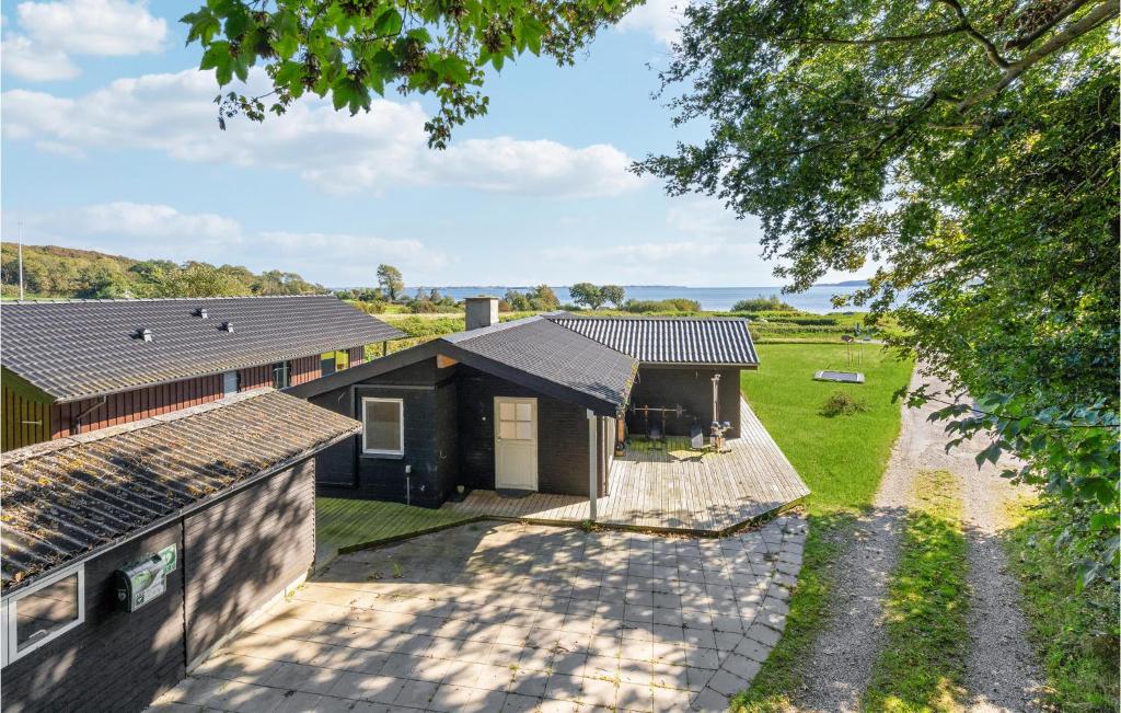 una vista aérea de una casa con patio en Amazing Home In Haarby With House Sea View en Hårby