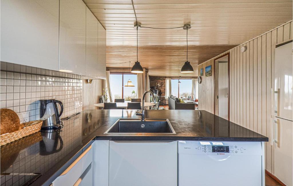 Kuchyň nebo kuchyňský kout v ubytování Holiday Home Skonnertvej Ebeltoft V