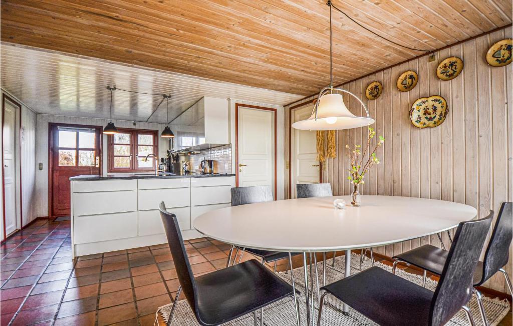 Kuchyň nebo kuchyňský kout v ubytování Holiday Home Skonnertvej Ebeltoft V