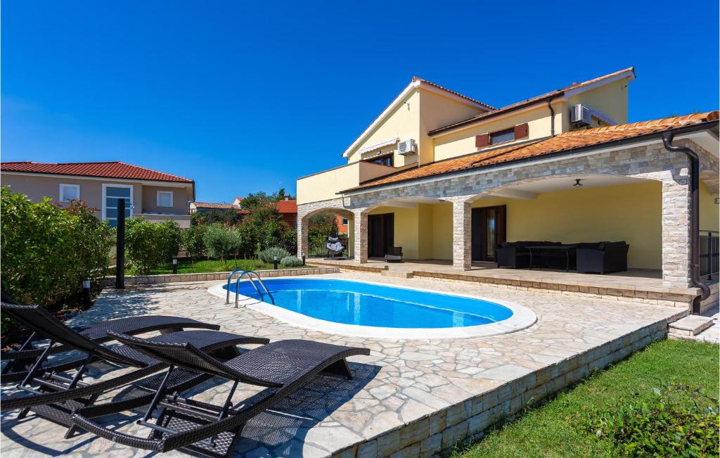 Villa con piscina y 2 sillas en 3 Bedroom Cozy Home In Zgaljici, en Žgaljić
