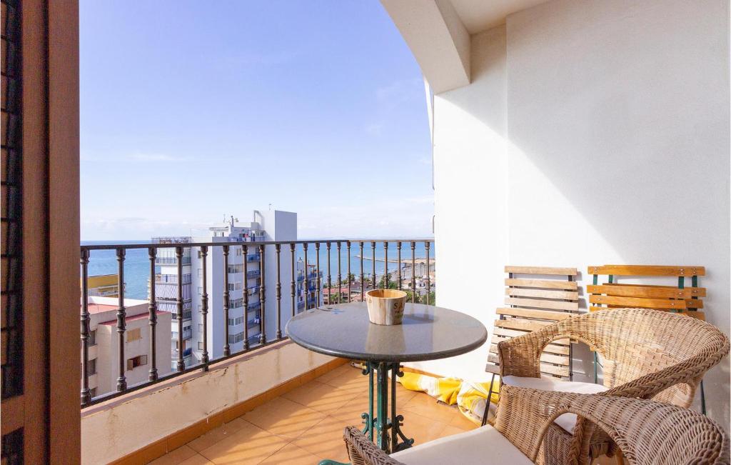 een balkon met een tafel en stoelen en uitzicht bij Beautiful Apartment In Santa Pola With Outdoor Swimming Pool in Santa Pola