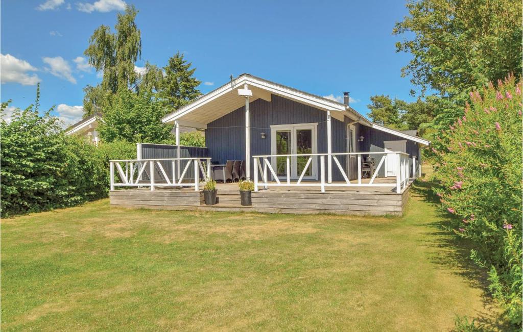 una pequeña casa azul con un gran patio en 3 Bedroom Beautiful Home In Silkeborg en Silkeborg