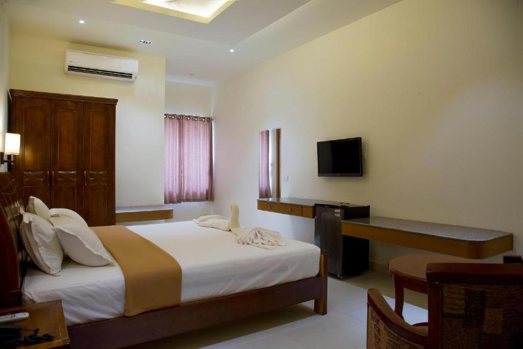The Grand White Palace - Deluxe Double Room
