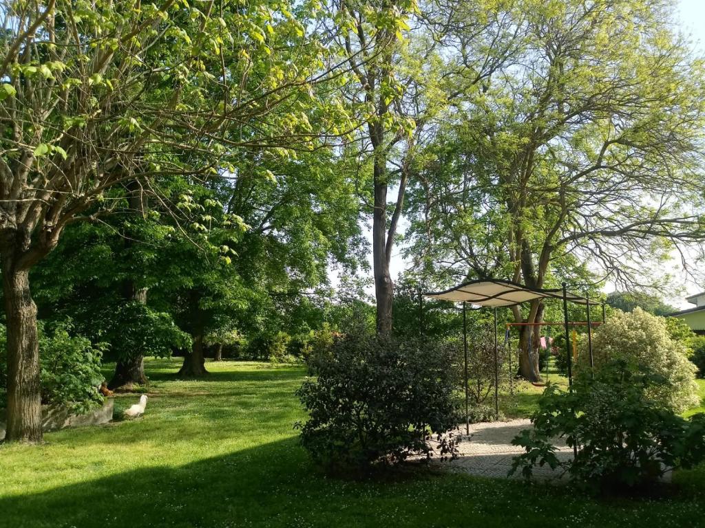 un parque con columpios en el césped en B&B Il giardino segreto, 