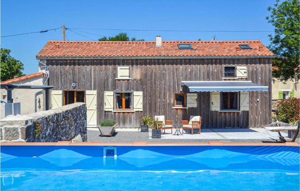 une maison et une piscine en face d'une maison dans l'établissement Stunning Home In Poitou Charentes With Jacuzzi, Wifi And Outdoor Swimming Pool, à Viennay