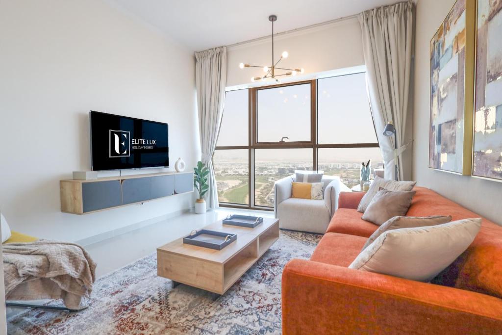 Posezení v ubytování Elite LUX Holiday Homes - Serene Golf View Living 1 BHK in Damac Hills Dubai