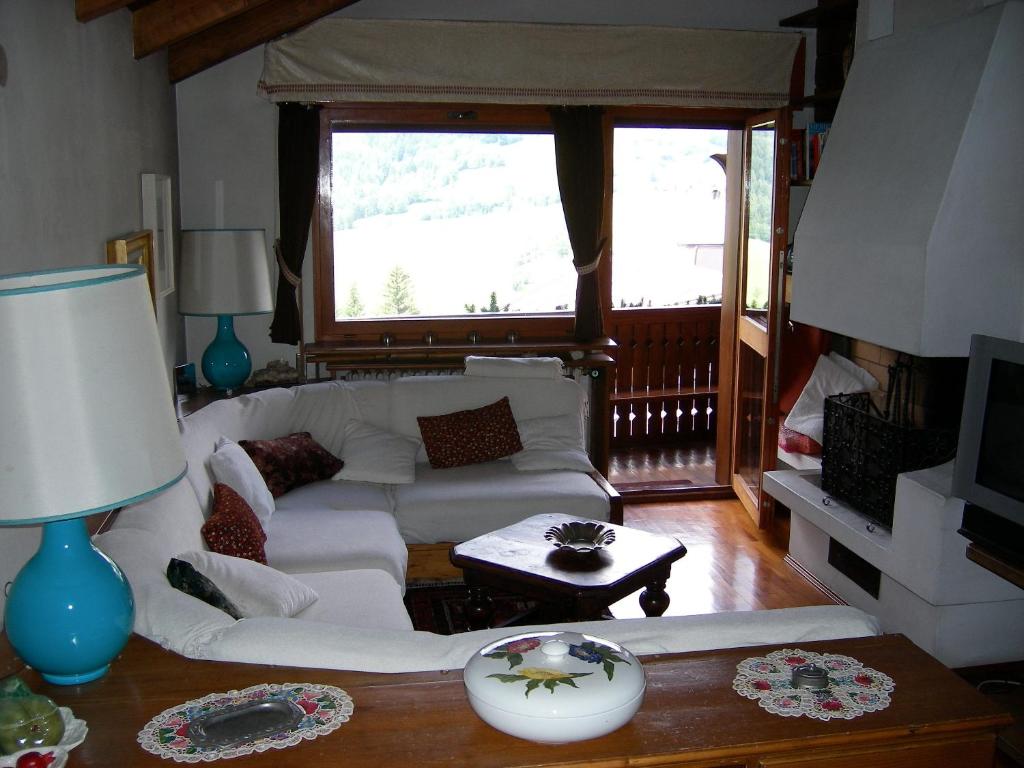 Istumisnurk majutusasutuses Mansarda in chalet a Cortina