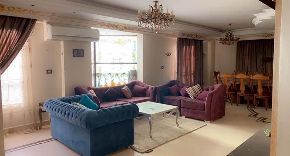 uma sala de estar com dois sofás e uma mesa em Maadi appartment no Cairo