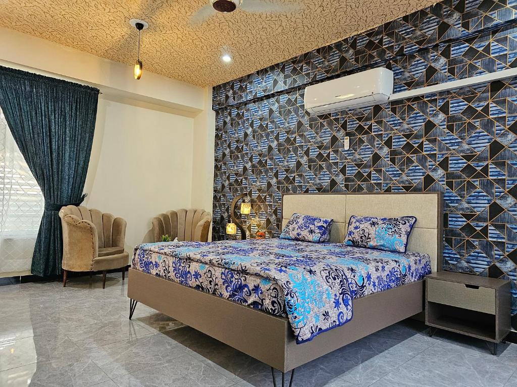 um quarto com uma cama e uma parede de pedra em Motorway Majesty Suites Islamabad - Near Islamabad International Airport and Motorway em Islamabad