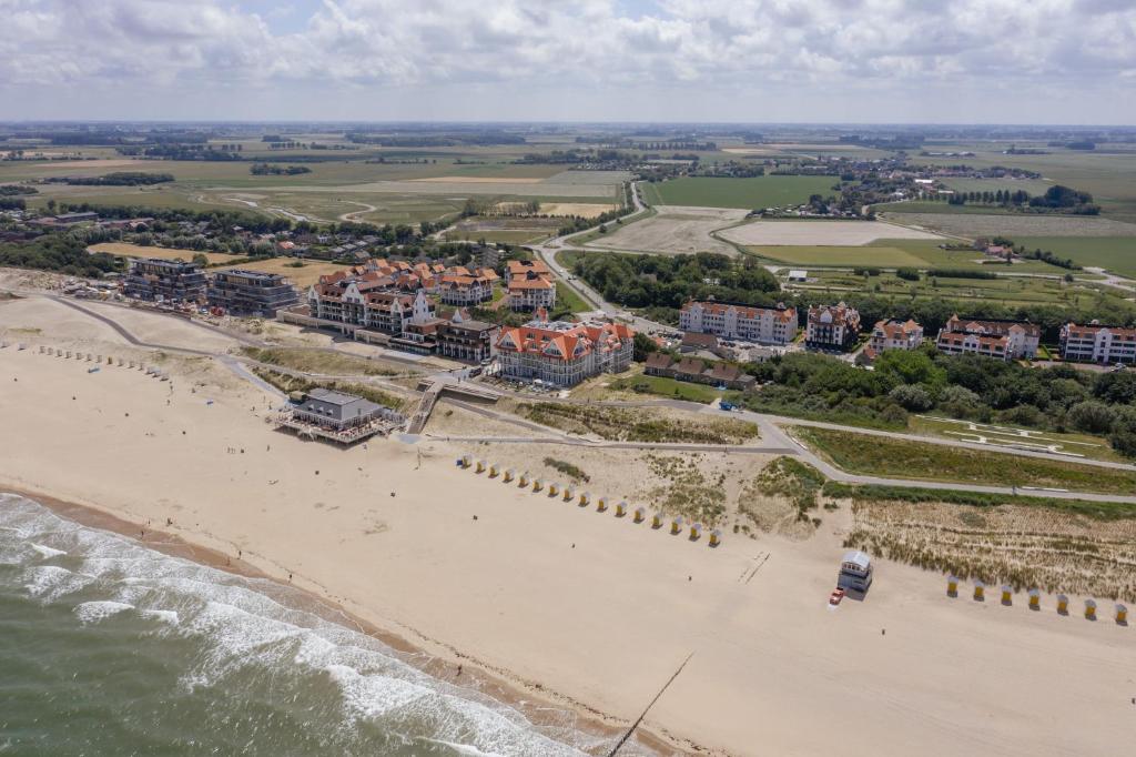 an aerial view of the beach and the ocean at Duinhof in Cadzand-Bad