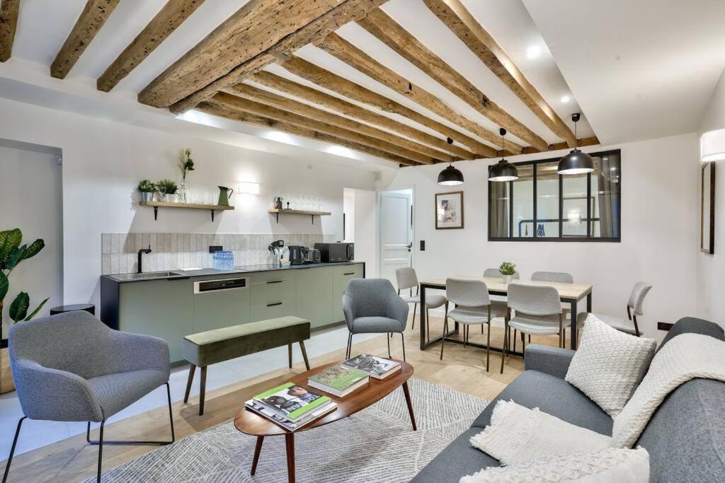 un salon avec un canapé et une table dans l'établissement Magnifique appartement pour 6 - Montorgueil, à Paris