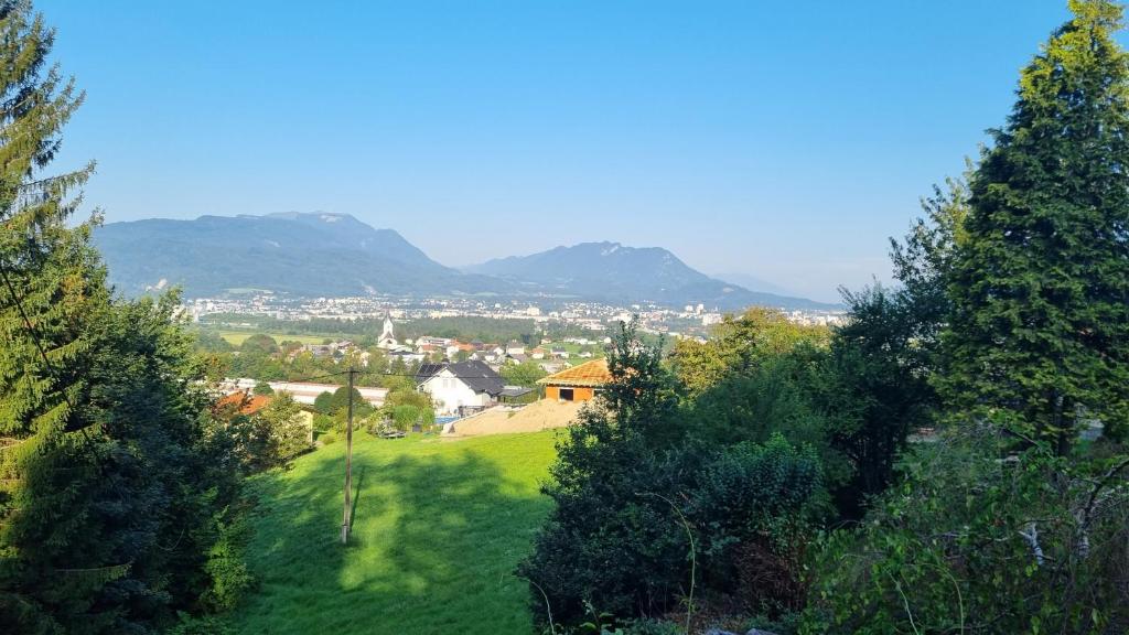 uma vista para uma aldeia com montanhas ao fundo em Fridas Place - DER Blick über ganz Villach - 160 m2 Familienoase em Villach