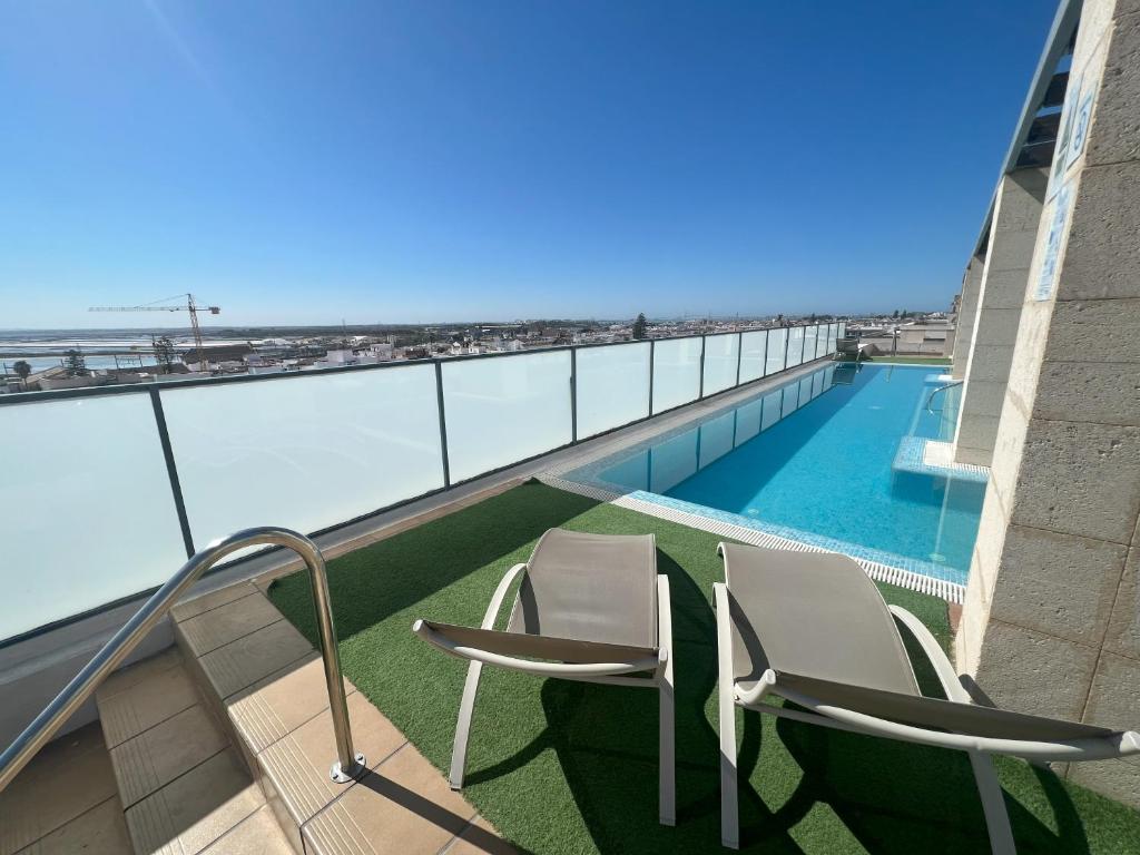 The swimming pool at or close to GATU PREMIUM Marismas, terraza, parking, piscina común y aire acc , " Preferente mayores de 25 años y familias "