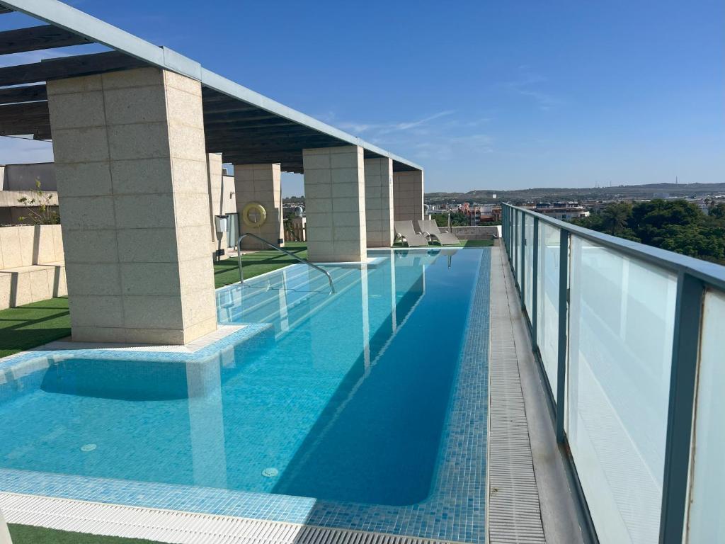 The swimming pool at or close to GATU PREMIUM Marismas, terraza, parking, piscina común y aire acc , " Preferente mayores de 25 años y familias "