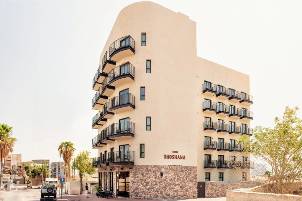ein Gebäude mit Balkonen an der Seite in der Unterkunft Hotel Shoshana - Adults Only in Eilat