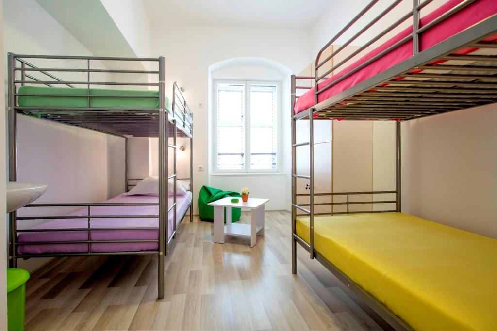 Postel nebo postele na pokoji v ubytování Downtown Hostel