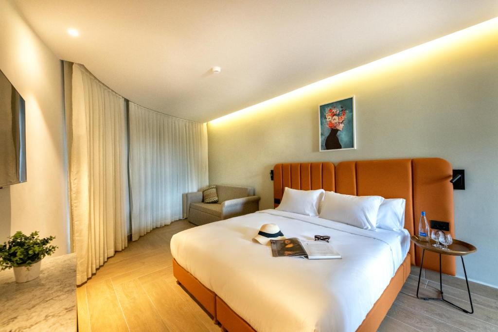 Ein Bett oder Betten in einem Zimmer der Unterkunft Hotel Shoshana - Adults Only