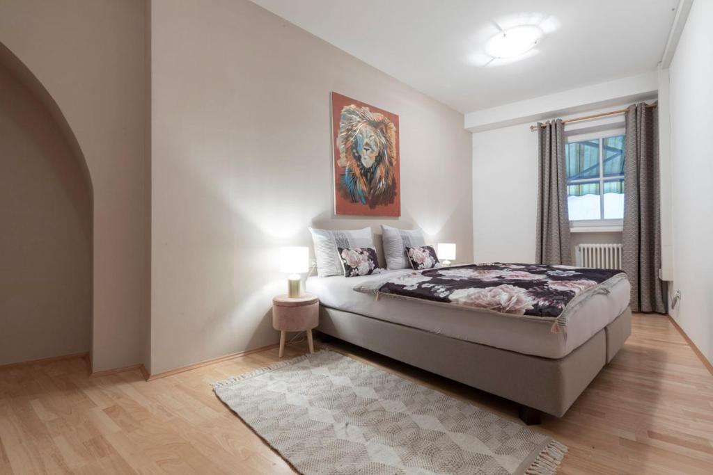 - une chambre avec un lit et une peinture murale dans l'établissement Apartment Perwanger, à Appiano sulla Strada del Vino