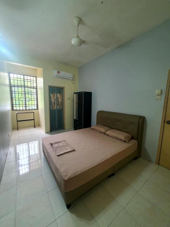En eller flere senger på et rom på Homestay Pohon Rendang