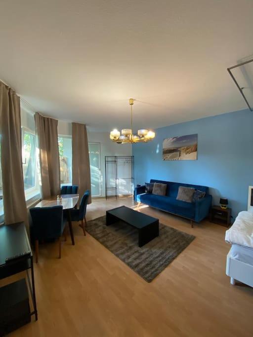 ein Wohnzimmer mit einem Sofa und einem Tisch in der Unterkunft apartment with balcony in Berlin