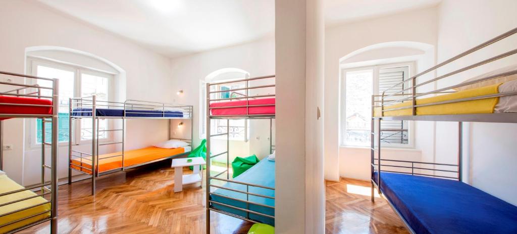 Postel nebo postele na pokoji v ubytování Downtown Hostel