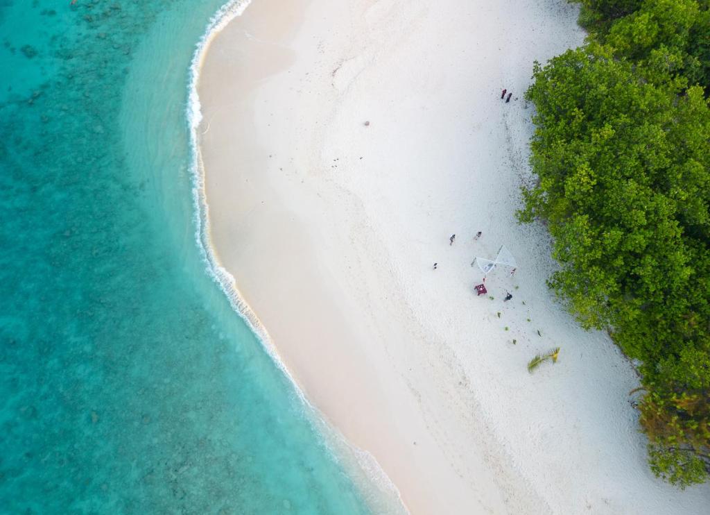 una vista aerea di una spiaggia con persone di Beach Veli a Ukulhas