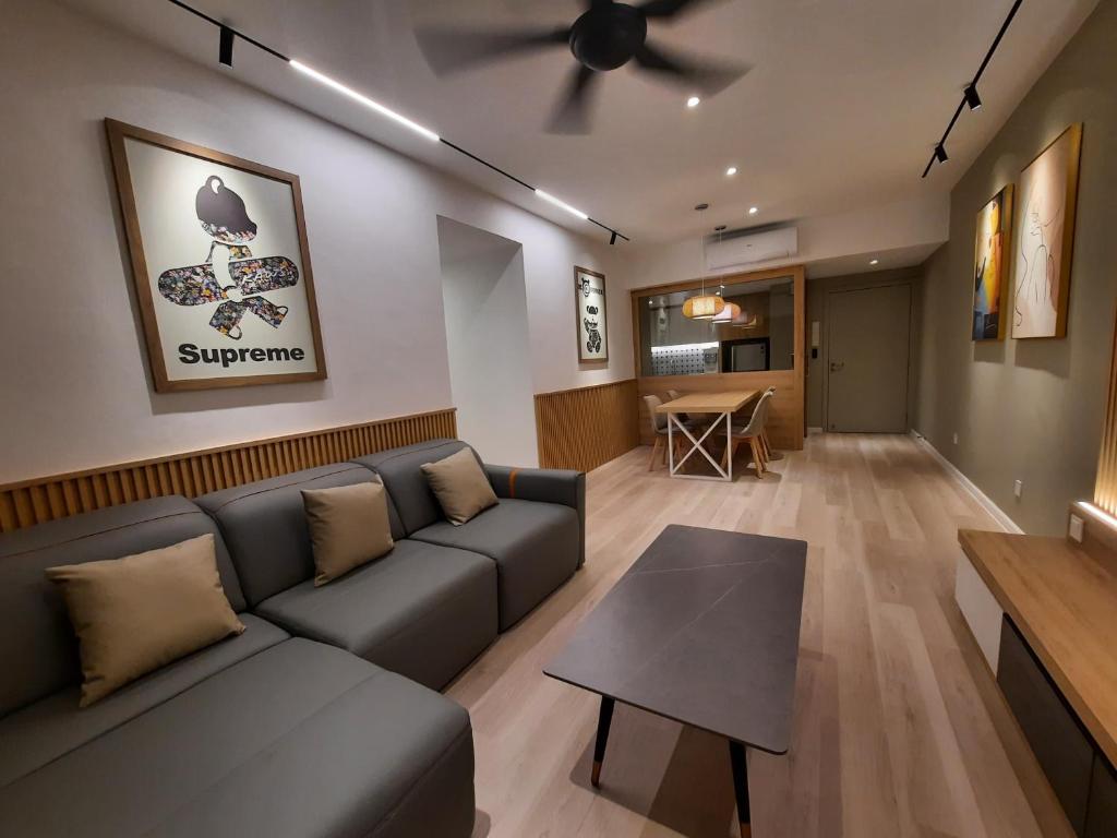 uma sala de estar com um sofá e uma mesa em Melaka Homestay Best in Town 6+3 paxs em Malaca