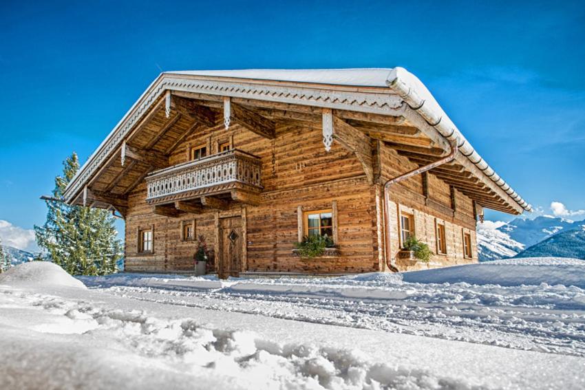 Cabaña de madera con balcón en la nieve en Kendlalm en Saalbach Hinterglemm
