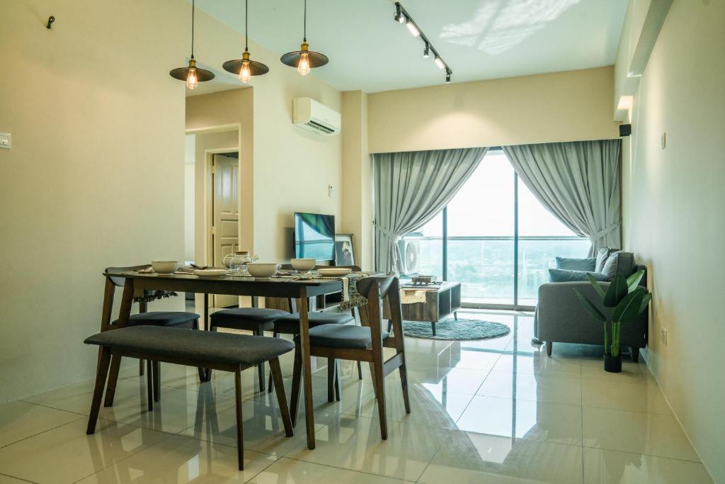 sala de estar con mesa de comedor y sillas en Cosy City-View Suite in Town, en Ipoh