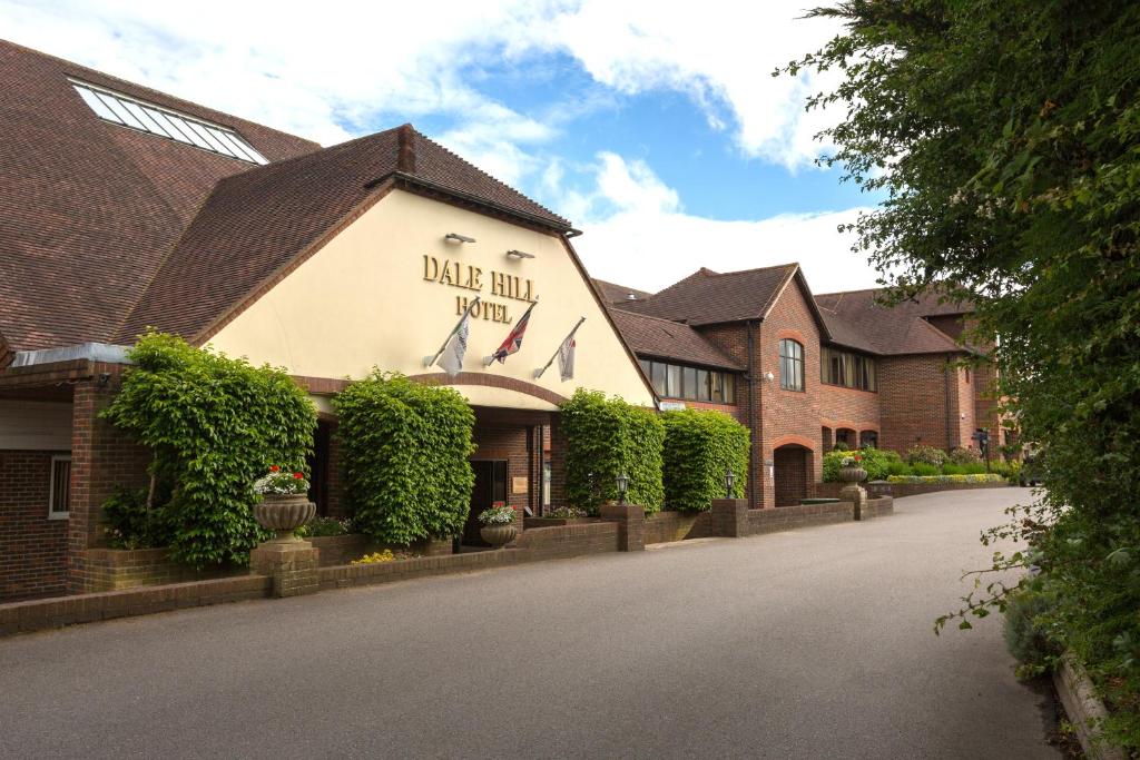 ein Gebäude mit einem Schild, das Schwarzbullen-Hotel liest in der Unterkunft Dale Hill Hotel in Ticehurst