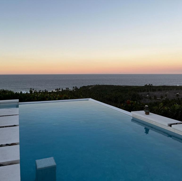 una piscina con vistas al océano en Secret View en Isabela