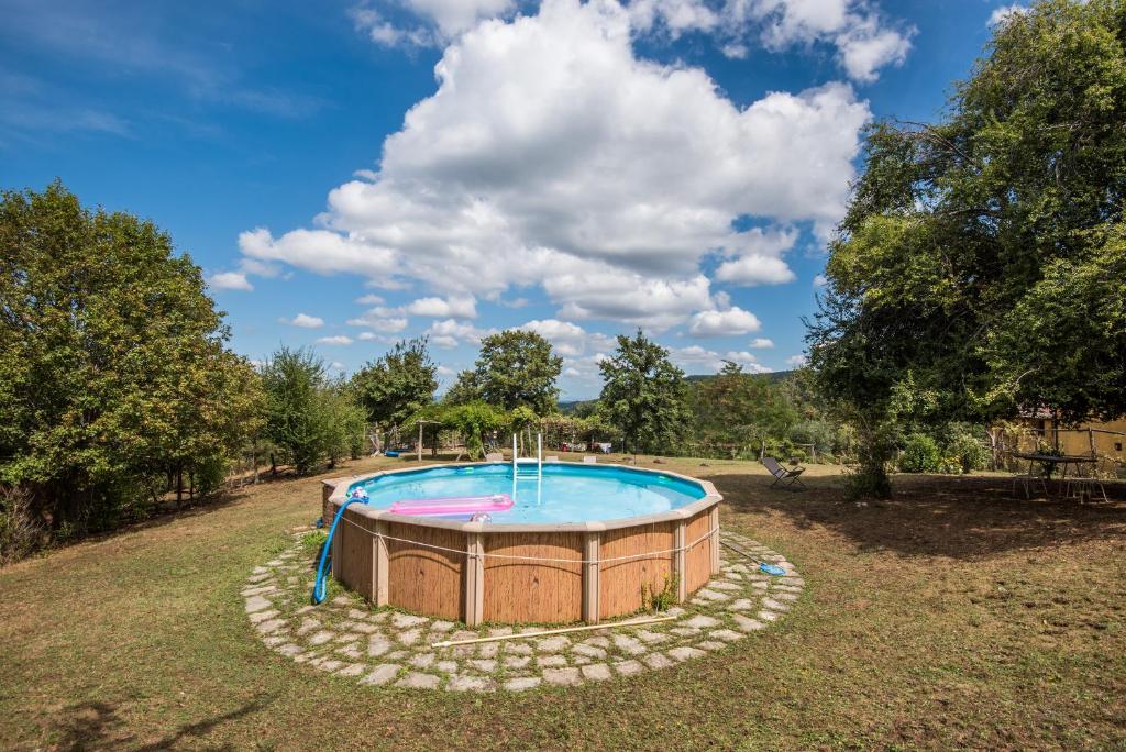 una piscina circular en un patio con árboles y un cielo en Lavanda, en Montieri