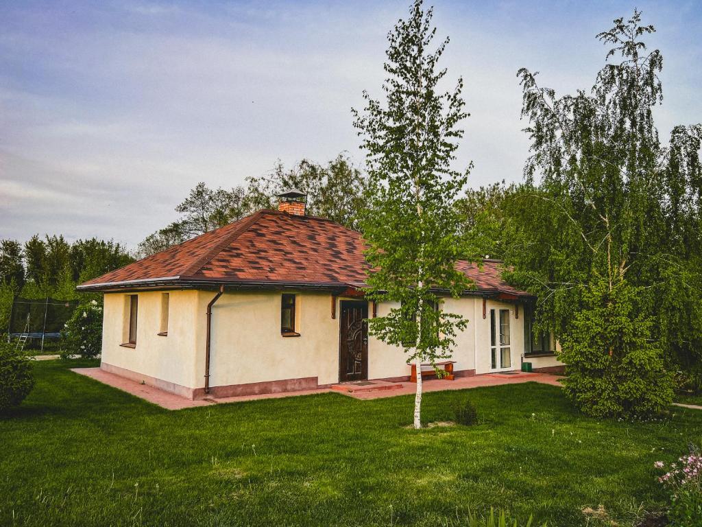 MisaylovkaにあるЕкопоселення Верболозиの赤屋根の小さな白い家