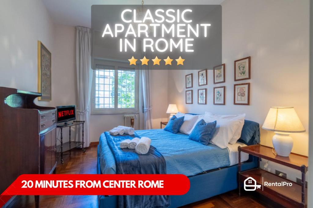 1 dormitorio con 1 cama azul y TV en {Free Parking} WI-FI - Netflix & A/C, en Roma