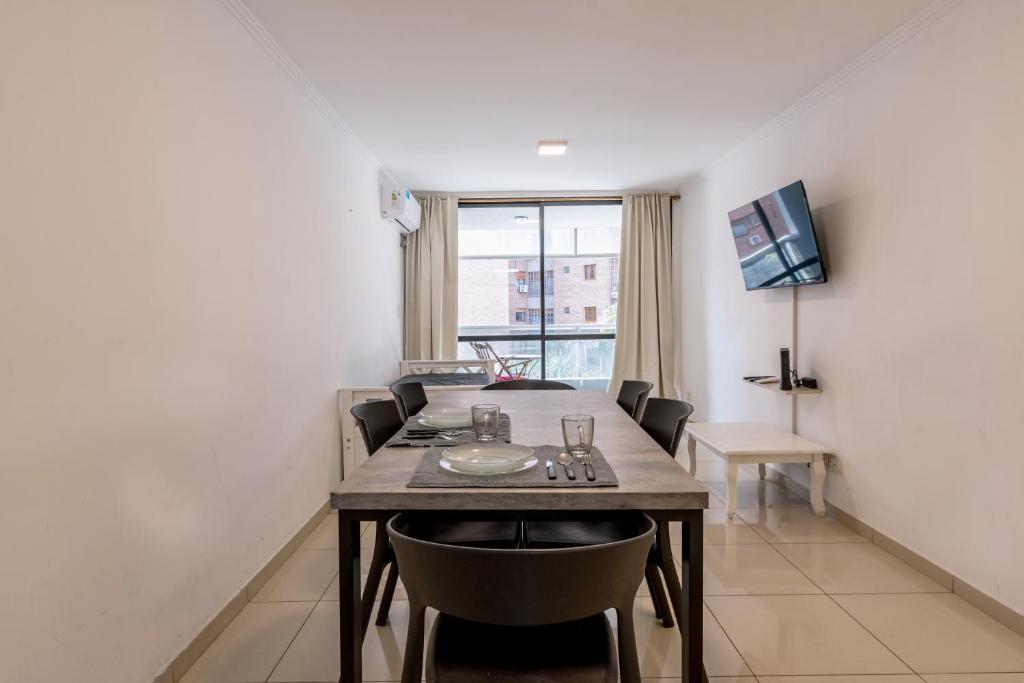 哥多華的住宿－Independencia Nva Cba para 6 personas，窗户客房内的餐桌和椅子