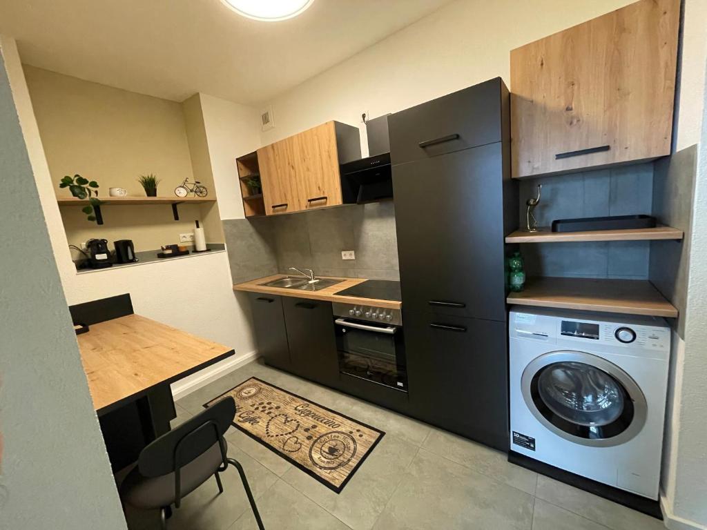 a kitchen with a washer and a washing machine at Europa Apartments nähe Düsseldorf Messe, Airport in Krefeld