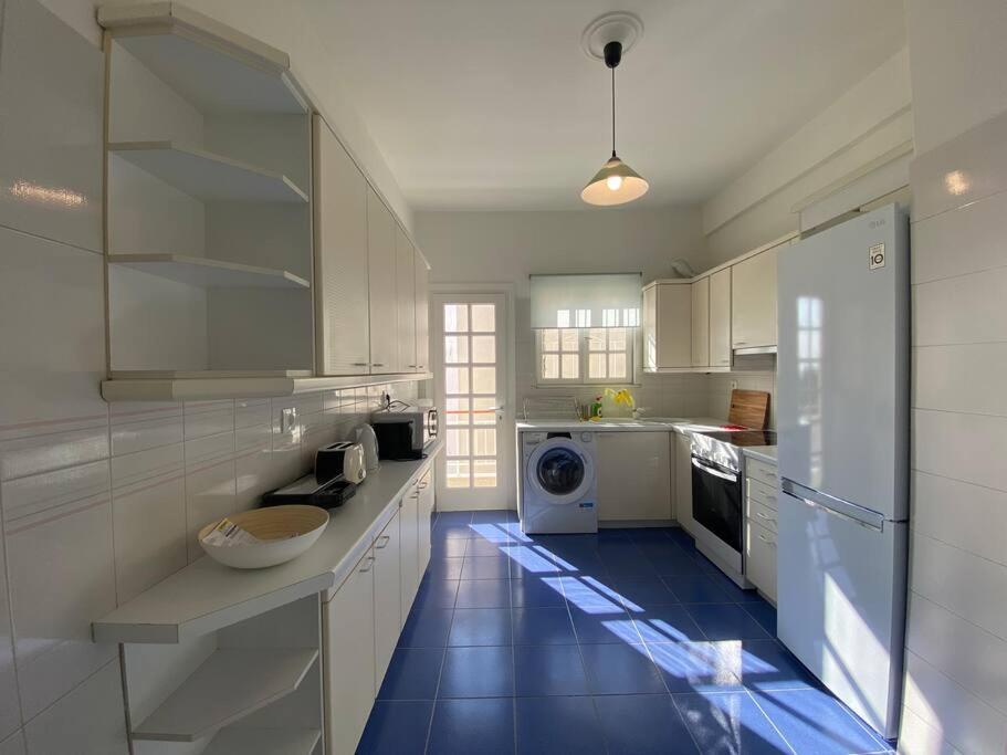 Kuchyňa alebo kuchynka v ubytovaní 2-bedroom apartment in Athina (Filopappou)