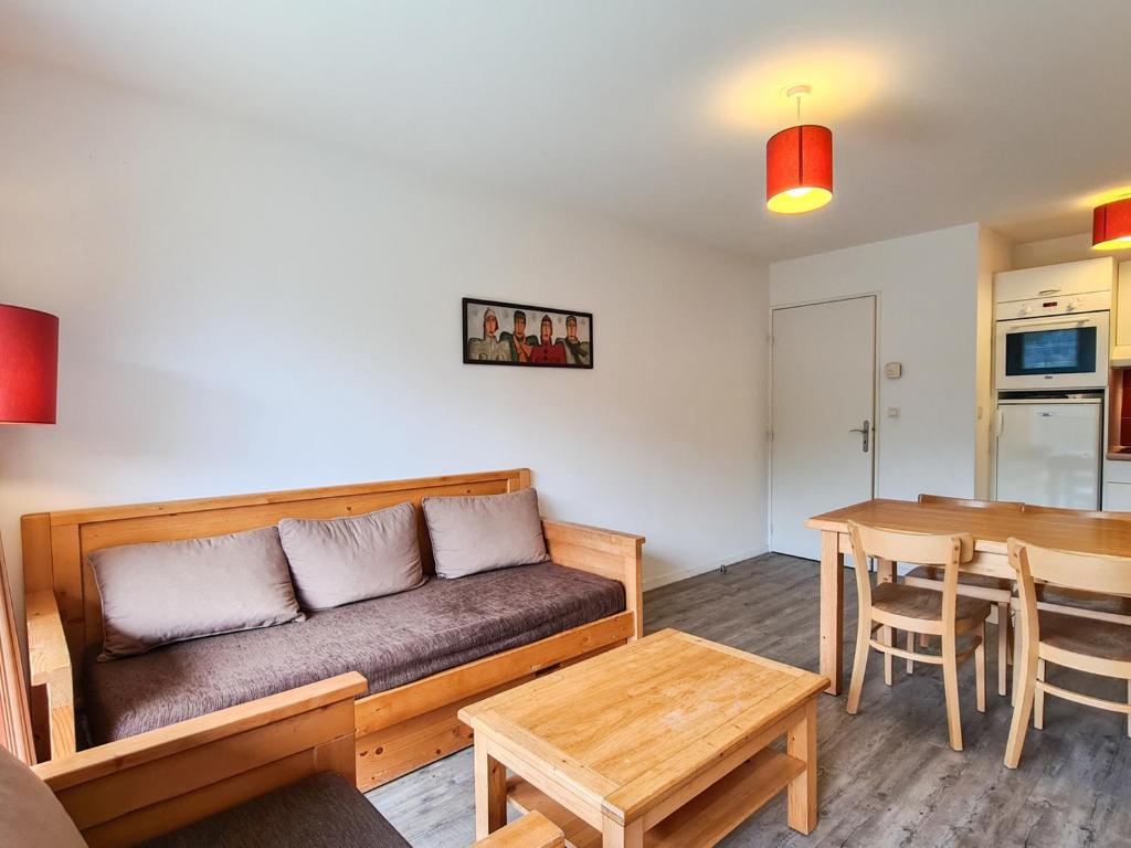 ein Wohnzimmer mit einem Sofa und einem Tisch in der Unterkunft Appartement Flaine, 3 pièces, 6 personnes - FR-1-425-166 in Flaine