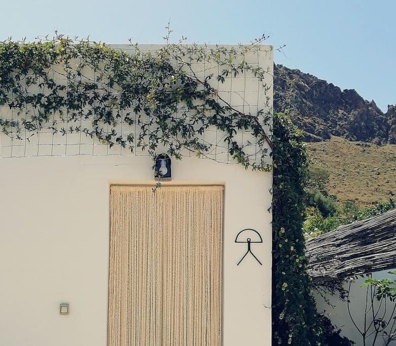 un edificio con una puerta con una x en Casa Jardín. Vivienda rural en zona tranquila. en Lucainena de las Torres