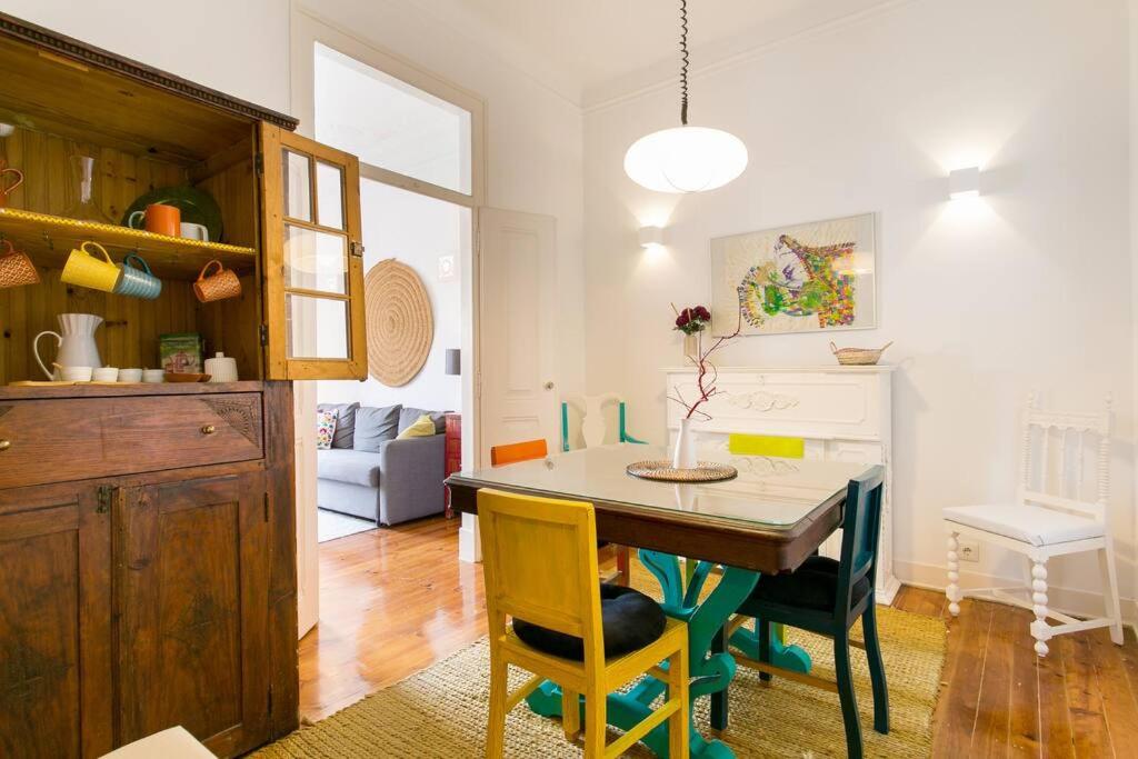 uma cozinha e sala de jantar com mesa e cadeiras em Principe Real cool and artistic 3 bedrooms flat! em Lisboa