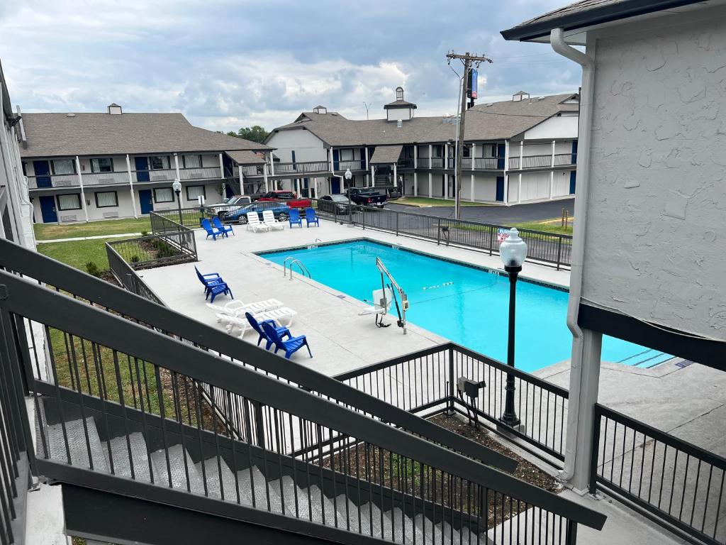 uma imagem de uma piscina num complexo de apartamentos em Tulsa OK Central em Tulsa