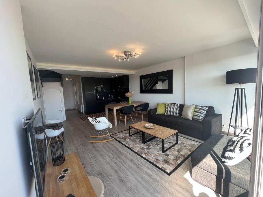 un soggiorno con un divano e un tavolo di Résidence Ascot 7 pers a Le Touquet-Paris-Plage