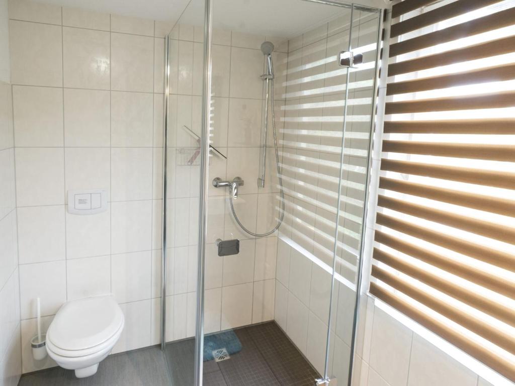 La salle de bains est pourvue d'une douche et de toilettes. dans l'établissement Ferienhaus Eldeblick direkt am Eldeufer in Parchim, à Parchim