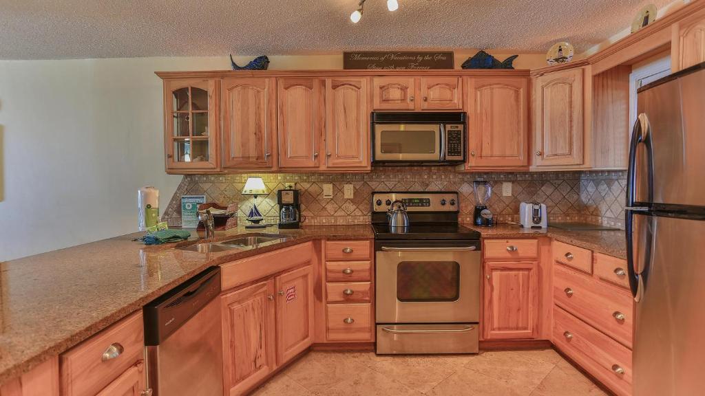 Η κουζίνα ή μικρή κουζίνα στο Destin on the Gulf 606 - 2 bedroom Updated Gulf Front Property