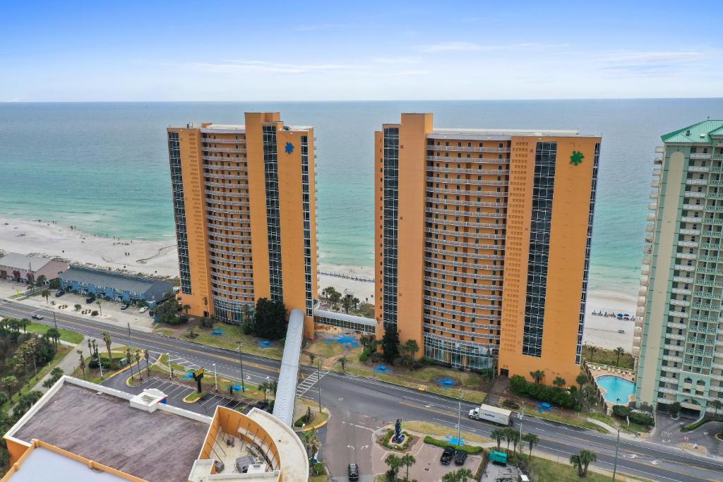 una vista aerea degli edifici e dell'oceano di Splash Beach Resort by Panhandle Getaways a Panama City Beach